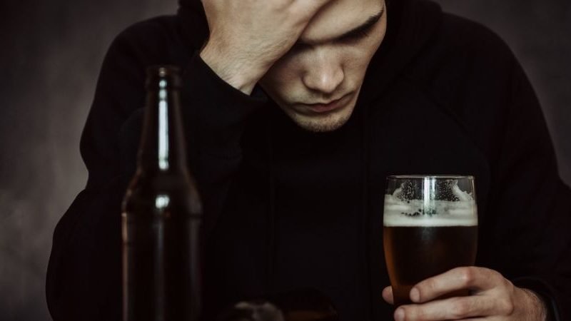 9 Warnzeichen, dass jemand ein hochfunktioneller Alkoholiker ist