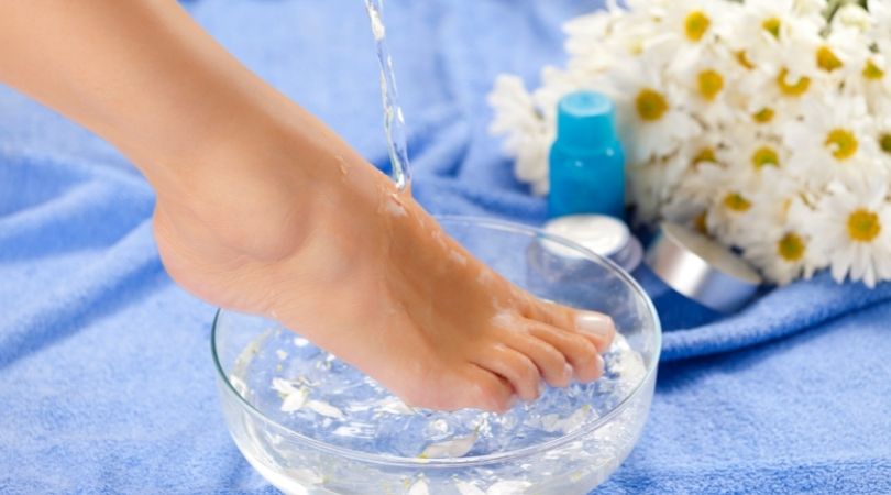 Wie man ein Apfelessig-Detox-Fußbad herstellt, um Giftstoffe zu spülen und deinen Körper zu heilen