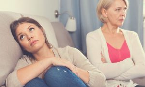 Wie man mit einer älteren narzisstischen Mutter umgeht: 12 Tipps, um nicht um den Verstand zu kommen