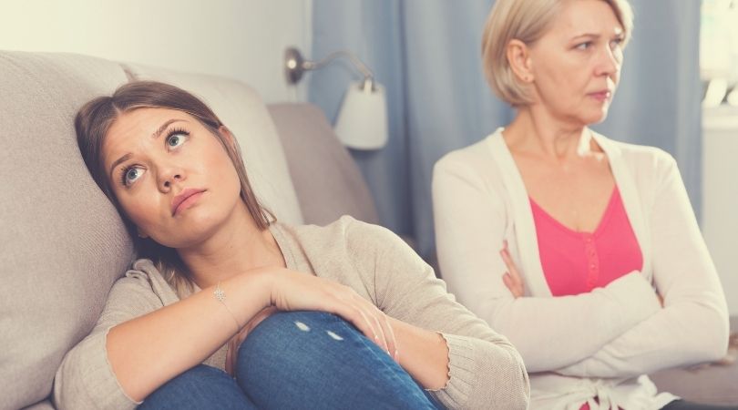 Wie man mit einer älteren narzisstischen Mutter umgeht: 12 Tipps, um nicht um den Verstand zu kommen