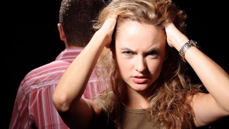 Narzisstisches Verhalten: Wie ein Narzisst dich aus der Bahn werfen kann