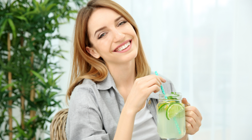 4 potenzielle Vorteile warmes Wasser und Zitrone zu trinken