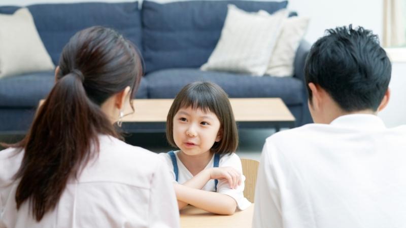Familienregeln - Eltern, die ihrer Tochter die Familienregeln erklären