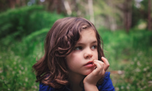 Kinder, die Nägel kauen: Wann man sich Sorgen machen muss und wie man damit aufhört