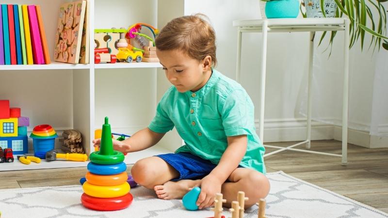 Montessori-Spielzeug - Kind spielt mit Montessori-Spielzeug ijajee