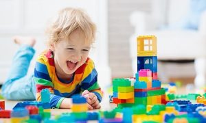Montessori-Spielzeug - Kind spielt mit seinem Spielzeug