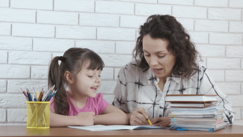 wie bringe ich meinem kind lesen bei - Mutter lernt mit ihrem Kind Wörter und Buchstaben