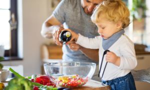 Warum du mit deinem Kleinkind kochen solltest
