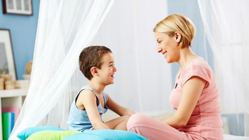 ab wann sprechen kinder - Mutter spricht mit ihrem Sohn