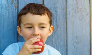 warum beißen kinder - Kind isst einen Apfel