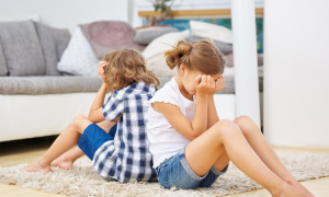 6 Taktiken, die Eltern anwenden können, um Geschwister-Rivalität zu verhindern