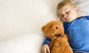 Wie man in 5 einfachen Schritten eine friedliche Schlafenszeit Routine für Kinder erstellt