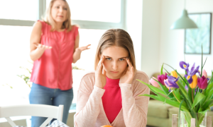 7 Verhaltensweisen von Müttern, die sich negativ auf die Beziehungen ihrer Kinder auswirken können