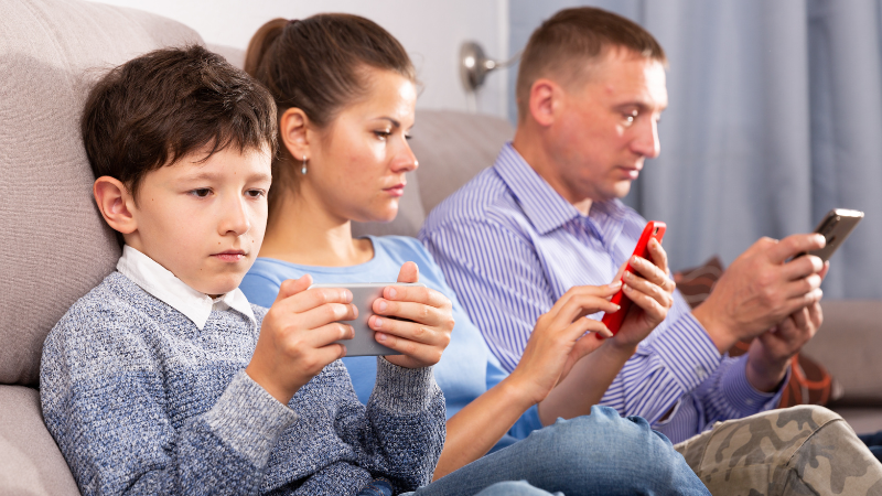 Abwesende Eltern: Warum Ablenkung in der Erziehung dir schadet - und 11 Möglichkeiten, sie zu beheben