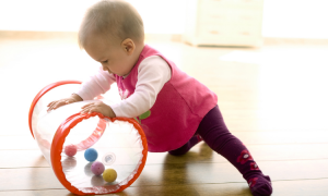 10 Gehirnfördernde Spiele für Babys
