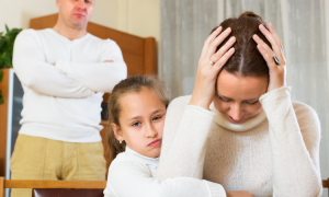 Die 3 Arten von passiv-aggressiven Eltern – und wie ihre Wut Kinder bis ins Erwachsenenalter verfolgt