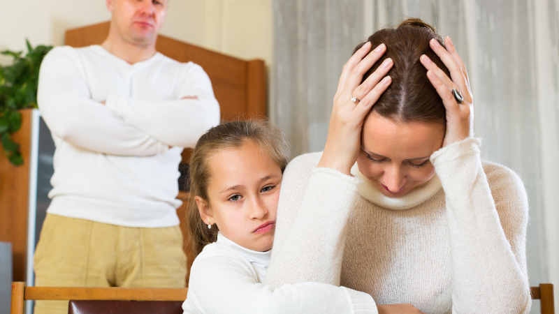 Die 3 Arten von passiv-aggressiven Eltern – und wie ihre Wut Kinder bis ins Erwachsenenalter verfolgt