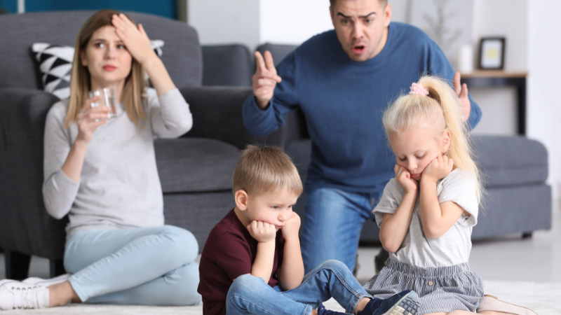 Ein Psychologe enthüllt 7 Verhaltensweisen eines narzisstischen Elternteils, die schwer zu verstehen sind