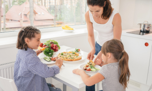 Wie man gesunde Essgewohnheiten entwickelt, denen Kinder folgen können