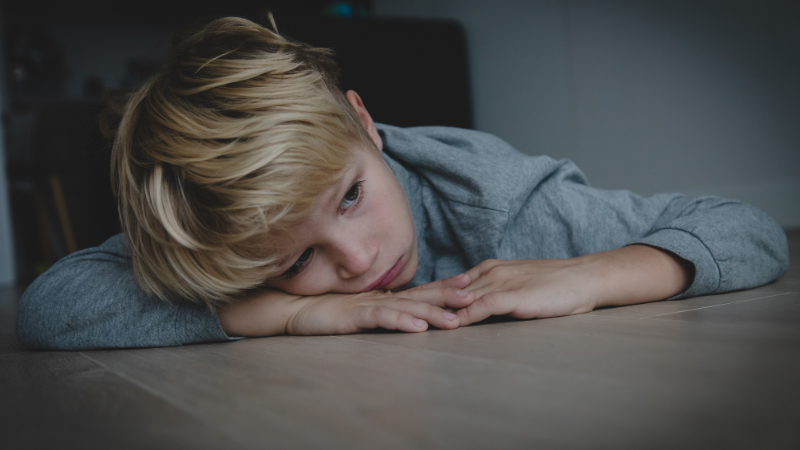 Zeichen, dass dein Kind erschöpft ist: Schläfrigkeit erkennen, von Babys bis zu Teenagern