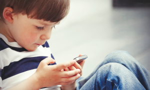 10 einfache Möglichkeiten, ein kleines Kind von einem Smartphone oder Tablet zu entwöhnen