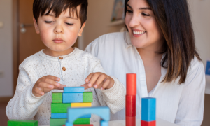 8 Erziehungsstrategien, die Montessori-Lehrer bei ihren eigenen Kindern anwenden