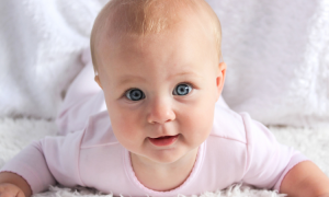 9 frühe Anzeichen von Intelligenz bei Babys