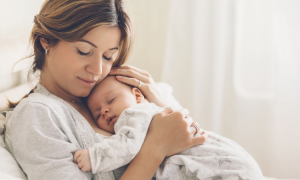 Der neue 5-Minuten-Trick, um ein weinendes Baby wieder zum Schlafen zu bringen