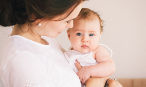 Gehirnentwicklung neugeborene: Die besten Gehirnentwicklungsaktivitäten für Neugeborene für körperliches und kognitives Wachstum