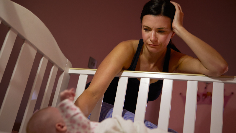 Kind nachts hellwach: Ist dein Baby mitten in der Nacht stundenlang hellwach (aber glücklich)