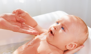 Wie oft sollte man ein Neugeborenes baden