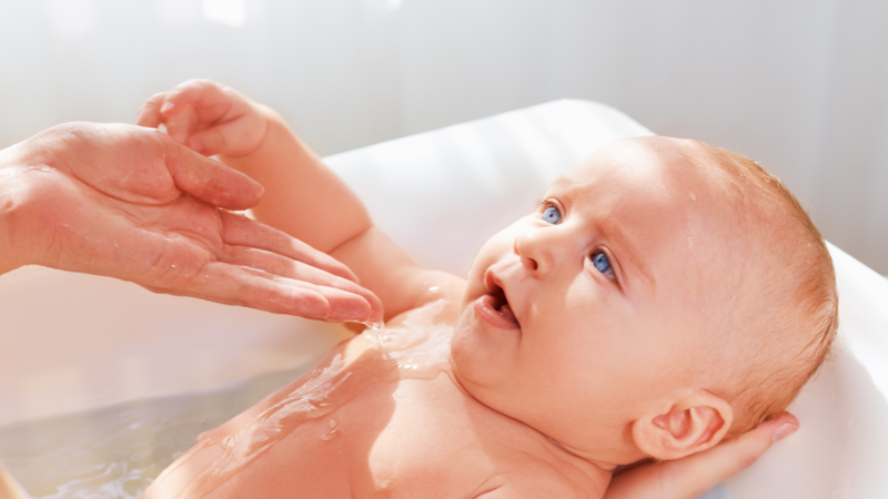 Wie oft sollte man ein Neugeborenes baden