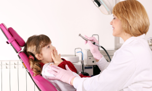 Angst vor dem Zahnarzt: 8 Tipps, die Kindern helfen, die Angst vor dem Zahnarzt zu überwinden
