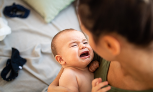 Baby schreit verzweifelt: Gründe, warum dein Baby verzweifelt weint oder schreit