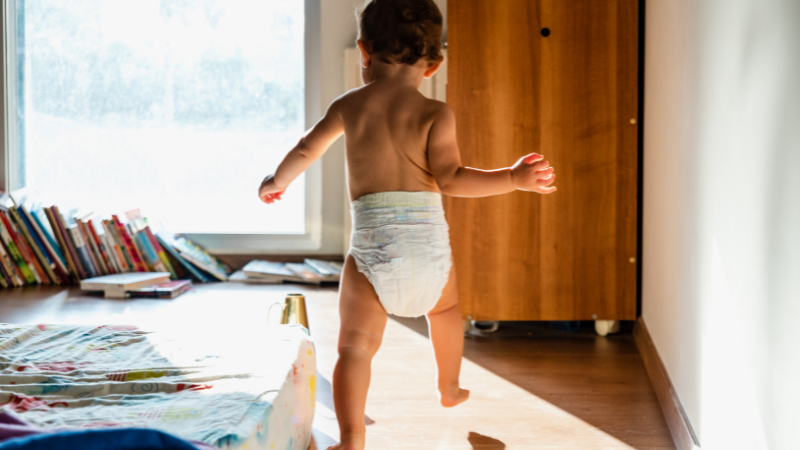 Barfuß laufen zu Hause: Ist es gut, Kinder im Haus barfuß laufen zu lassen