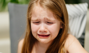 Kind hat oft Wutausbrüche: 5 wirkungsvolle Möglichkeiten, einem Kind zu helfen, das nicht aufhört zu weinen