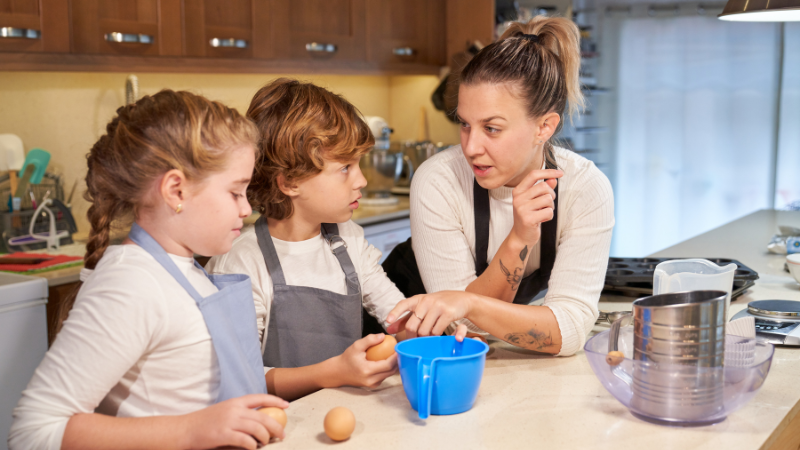 Kinder Kochen lernen: Warum du jüngeren Kindern, das Kochen bringen solltest
