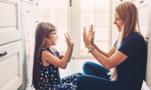 Sich selbst lieben: 7 Wege, wie starke Mütter Töchter großziehen können, die sich selbst lieben