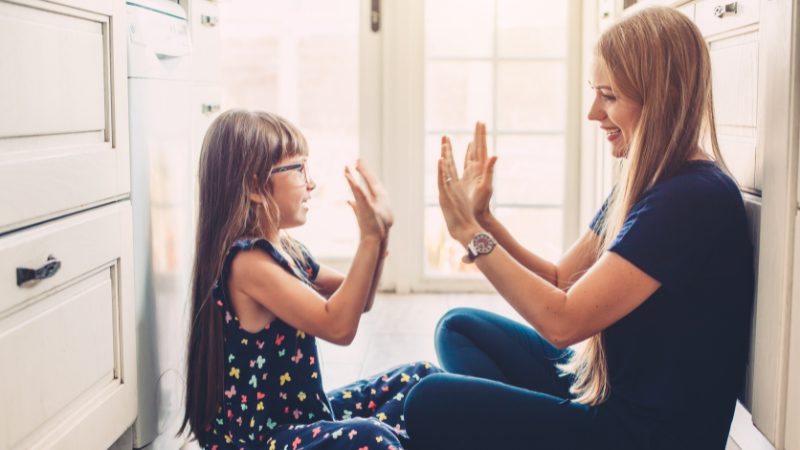 Sich selbst lieben: 7 Wege, wie starke Mütter Töchter großziehen können, die sich selbst lieben