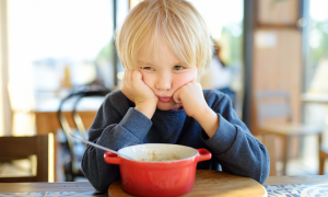 Was tun wenn Kleinkind nicht isst: Ratschläge von Experten