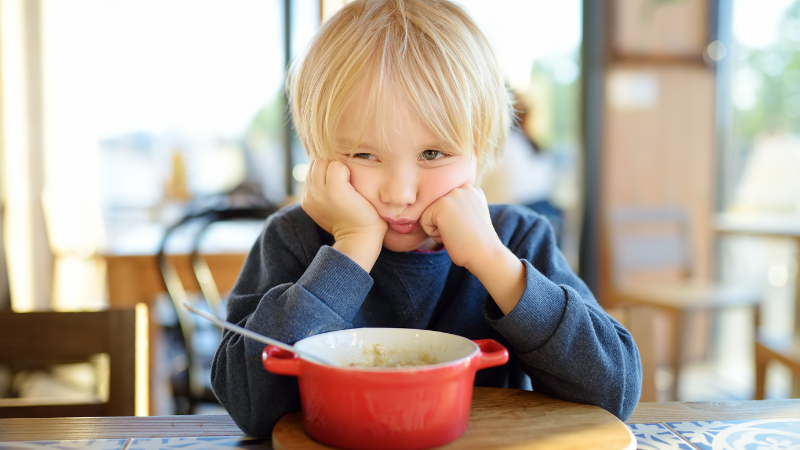 Was tun wenn Kleinkind nicht isst: Ratschläge von Experten