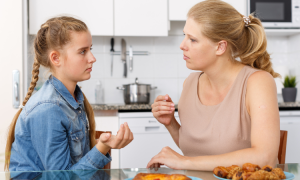 Eltern verhalten: 4 Möglichkeiten zu reagieren, wenn deine Kinder ein schlechtes Verhalten zeigen
