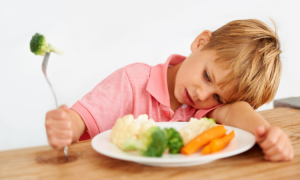 Kind wählerisch beim Essen; heikles Essen bei Kleinkindern und Kindern
