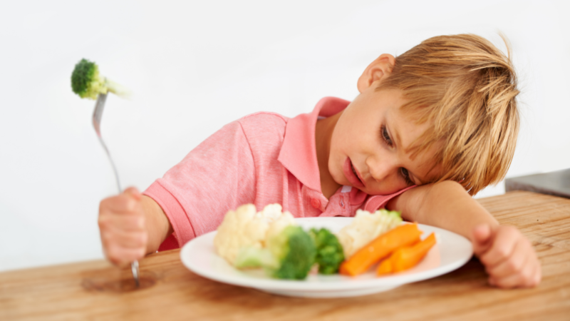 Kind wählerisch beim Essen; heikles Essen bei Kleinkindern und Kindern