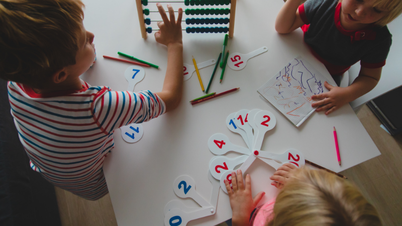Mathematik spielerisch lernen im Vorschulalter: 10 einfache und subtile Möglichkeiten, Kleinkindern Mathematik beizubringen