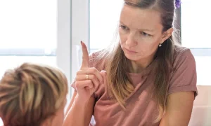 16 Anzeichen dafür, dass du von einem äußerst kritischen Elternteil erzogen wurdest