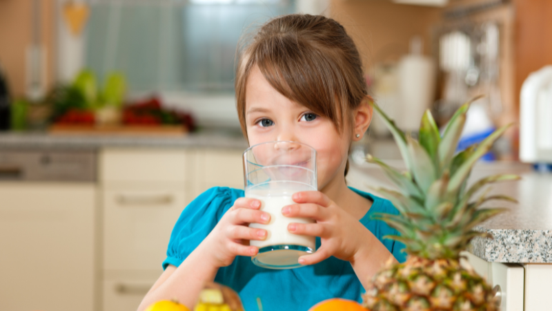 Milch für Kinder: Arzt räumt mit Mythen auf, gibt altersgerechte Empfehlungen und beantwortet, warum übermäßige Milch schädlich sein kann