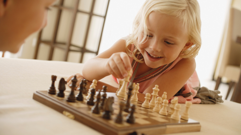 Warum es die Zeit und Mühe wert ist, Kindern das Schachspiel beizubringen
