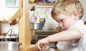 Was sind die sensiblen Phasen der kindlichen Entwicklung in der Montessori-Methode?