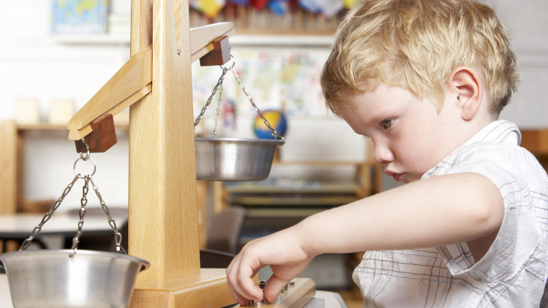 Was sind die sensiblen Phasen der kindlichen Entwicklung in der Montessori-Methode?